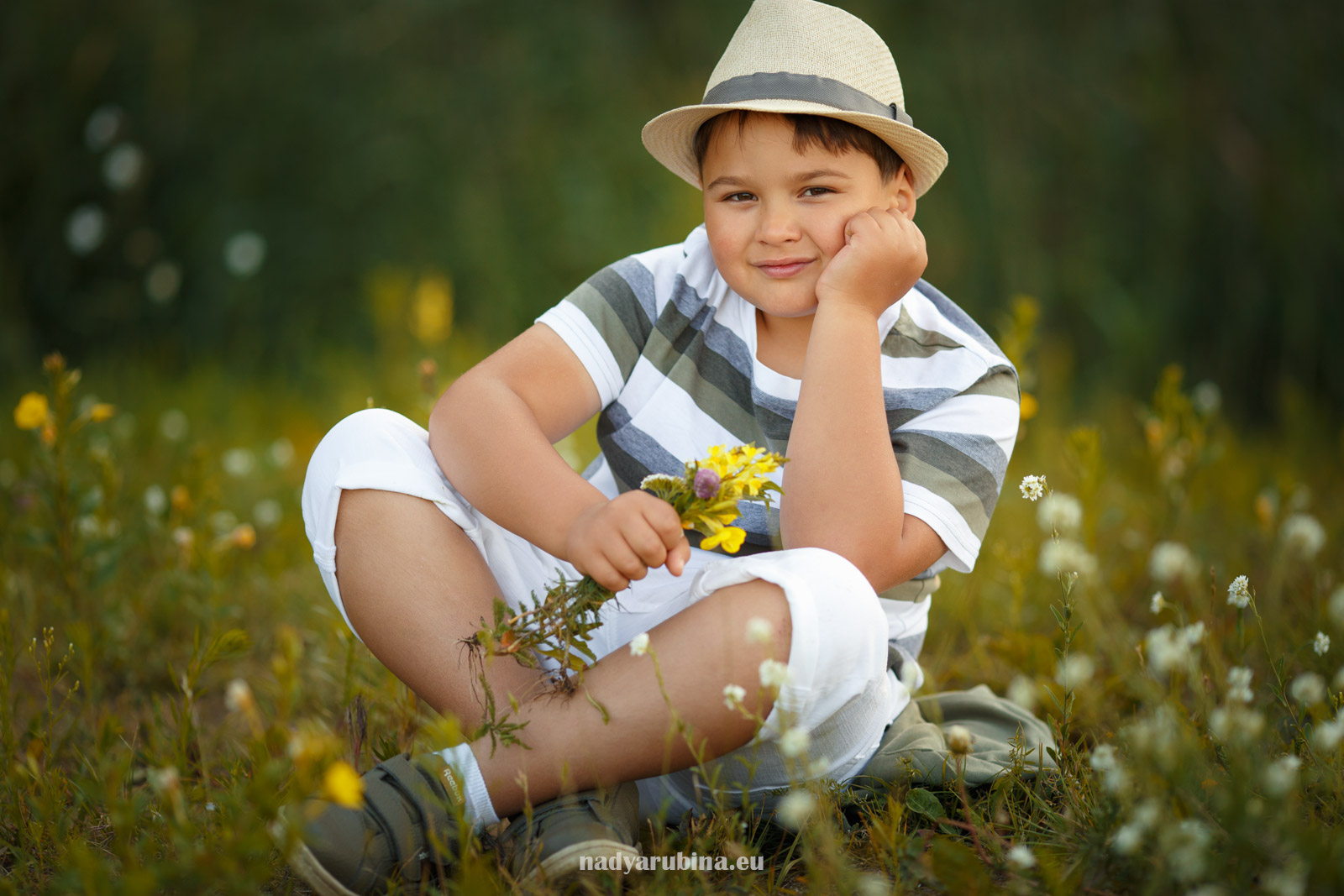 портрет мальчика на цветущем лугу
